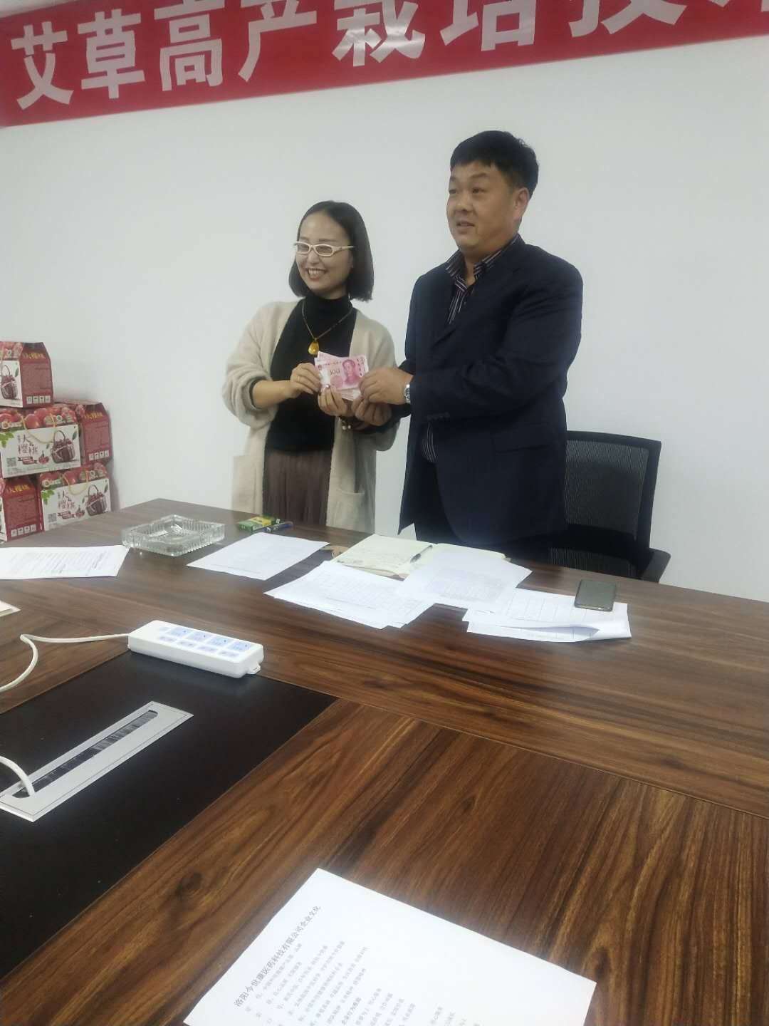 今世康9月份銷(xiāo)售冠軍白玉潔頒獎(jiǎng)現(xiàn)場(chǎng)